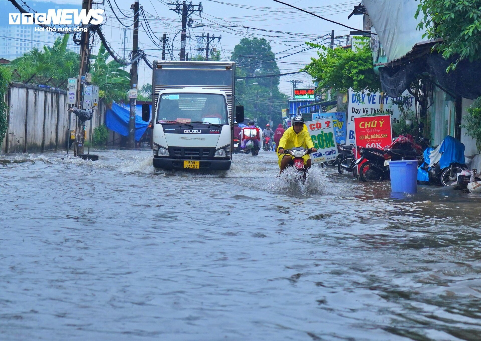 TP.HCM: Mưa kéo dài 5 tiếng, ô tô chết máy, người dân bì bõm lội giữa biển nước - 1