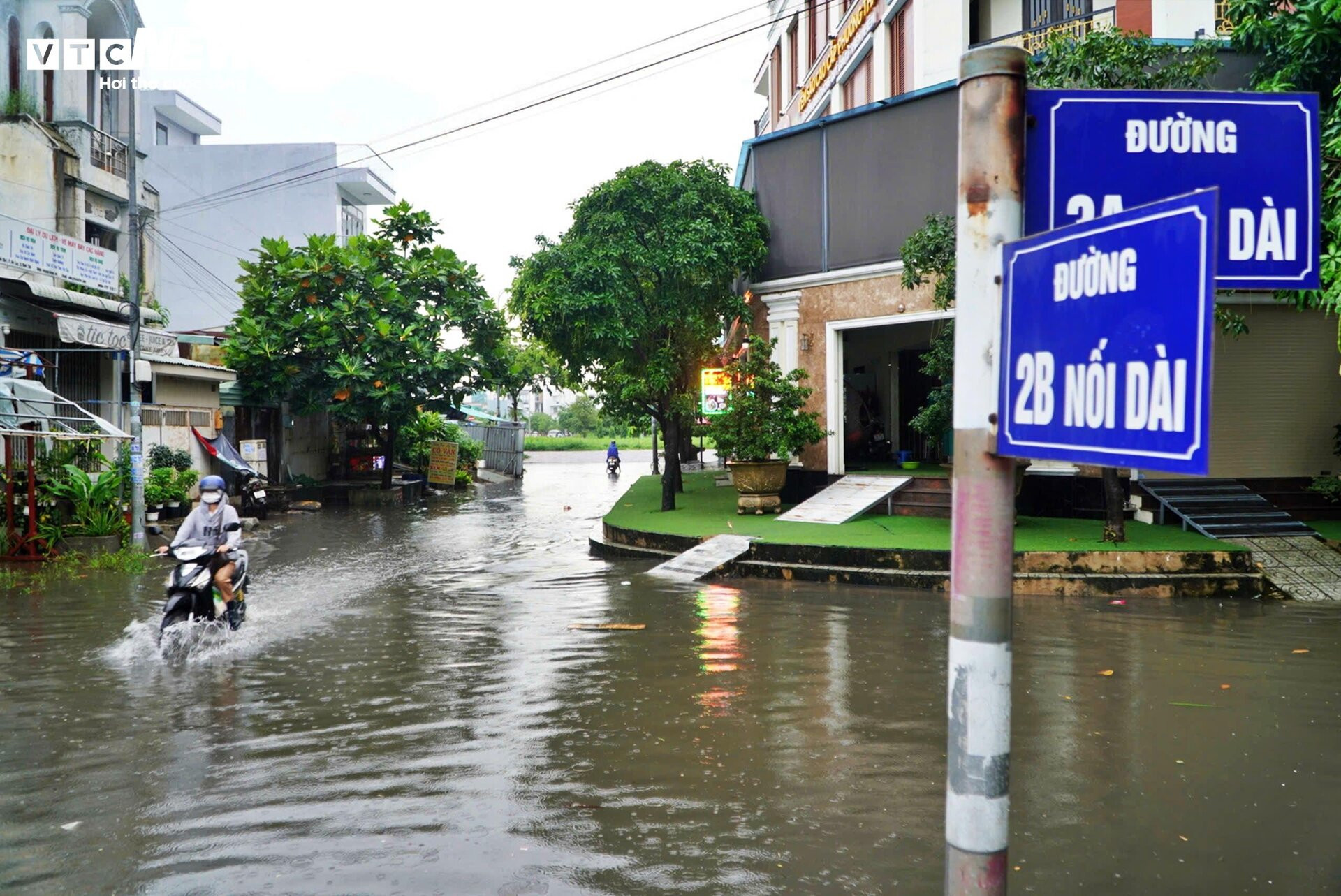 TP.HCM: Mưa kéo dài 5 tiếng, ô tô chết máy, người dân bì bõm lội giữa biển nước - 15