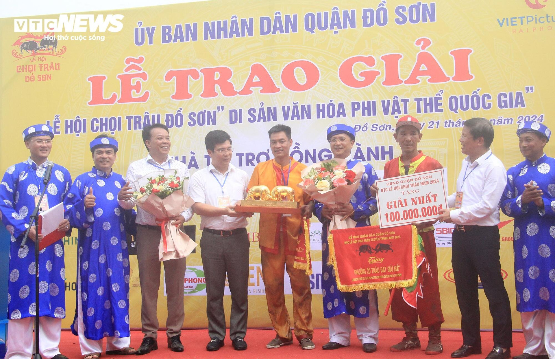 Ban tổ chức trao giải Nhất 100 triệu cho chủ trâu số 04.