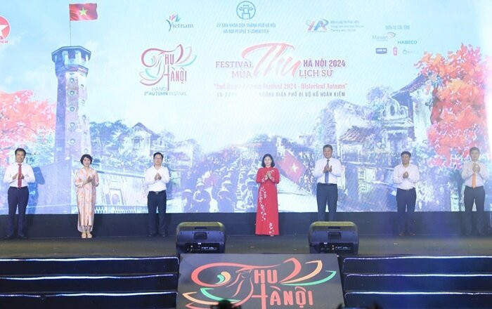 Lãnh đạo Trung ương, thành phố Hà Nội thực hiện nghi thức khai mạc Festival Thu Hà Nội.