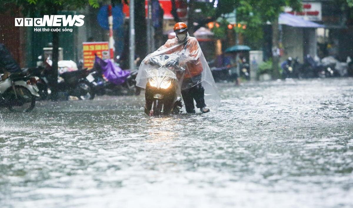 Trong những giờ tới, Hà Nội tiếp tục hứng mưa, đề phòng ngập lụt tại loạt tuyến phố ở nội thành. (Ảnh: Quốc Anh)