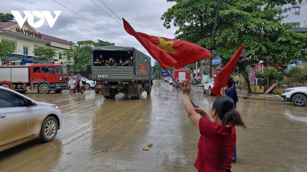 cam dong hinh anh nguoi dan vung lu yen bai bin rin chia tay bo doi hinh anh 13