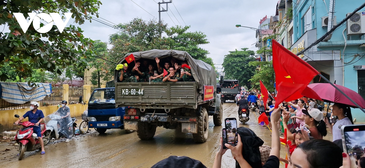 cam dong hinh anh nguoi dan vung lu yen bai bin rin chia tay bo doi hinh anh 16