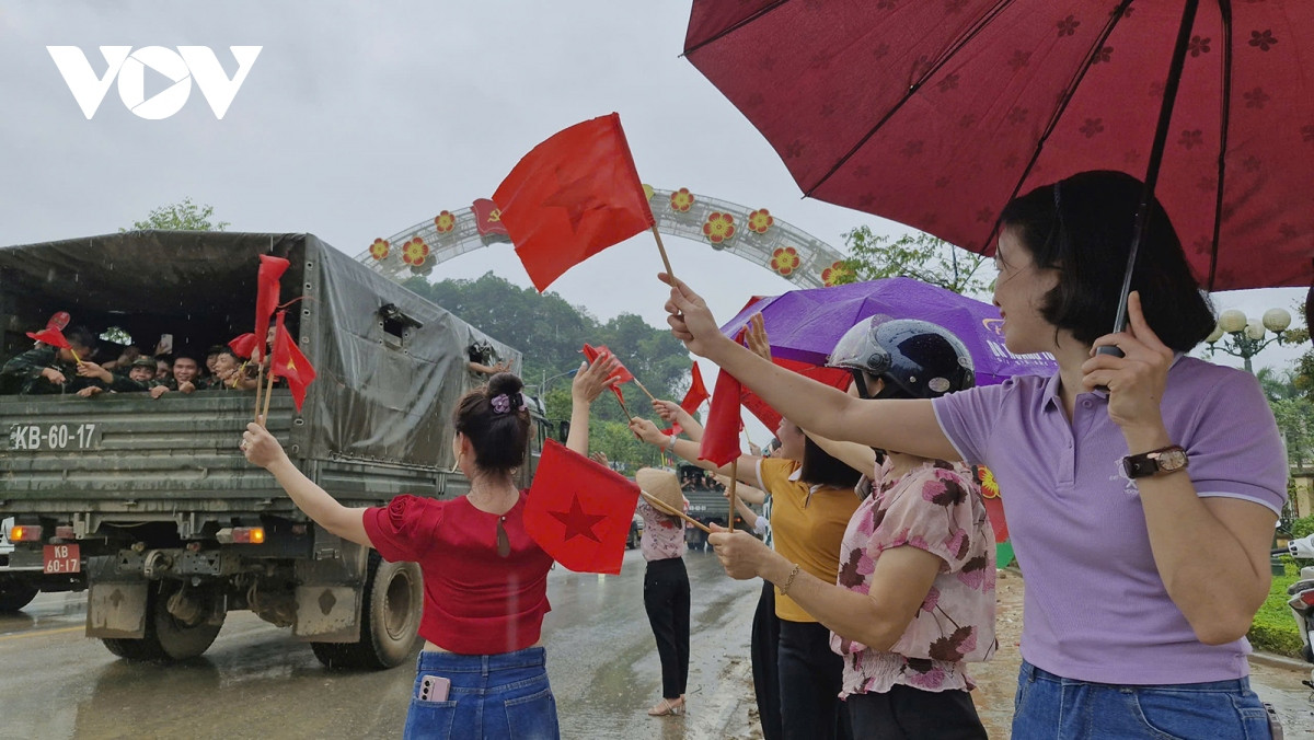 cam dong hinh anh nguoi dan vung lu yen bai bin rin chia tay bo doi hinh anh 9