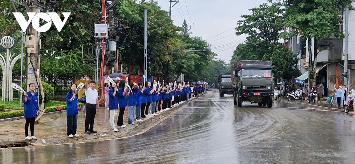 cam dong hinh anh nguoi dan vung lu yen bai bin rin chia tay bo doi hinh anh 1