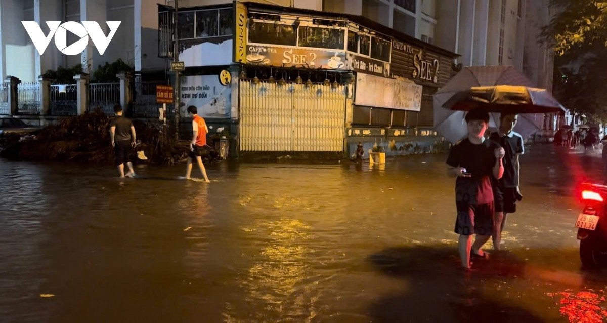 mua lon, nhieu tuyen pho o ha noi ngap sau hinh anh 3