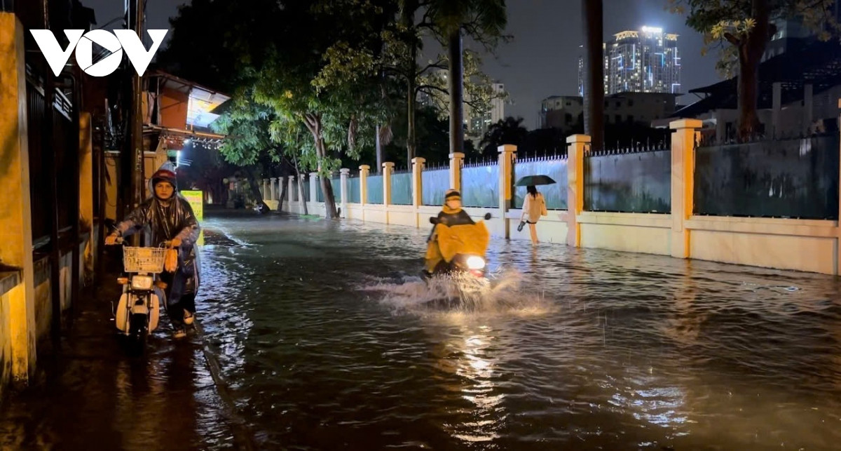 mua lon, nhieu tuyen pho o ha noi ngap sau hinh anh 8