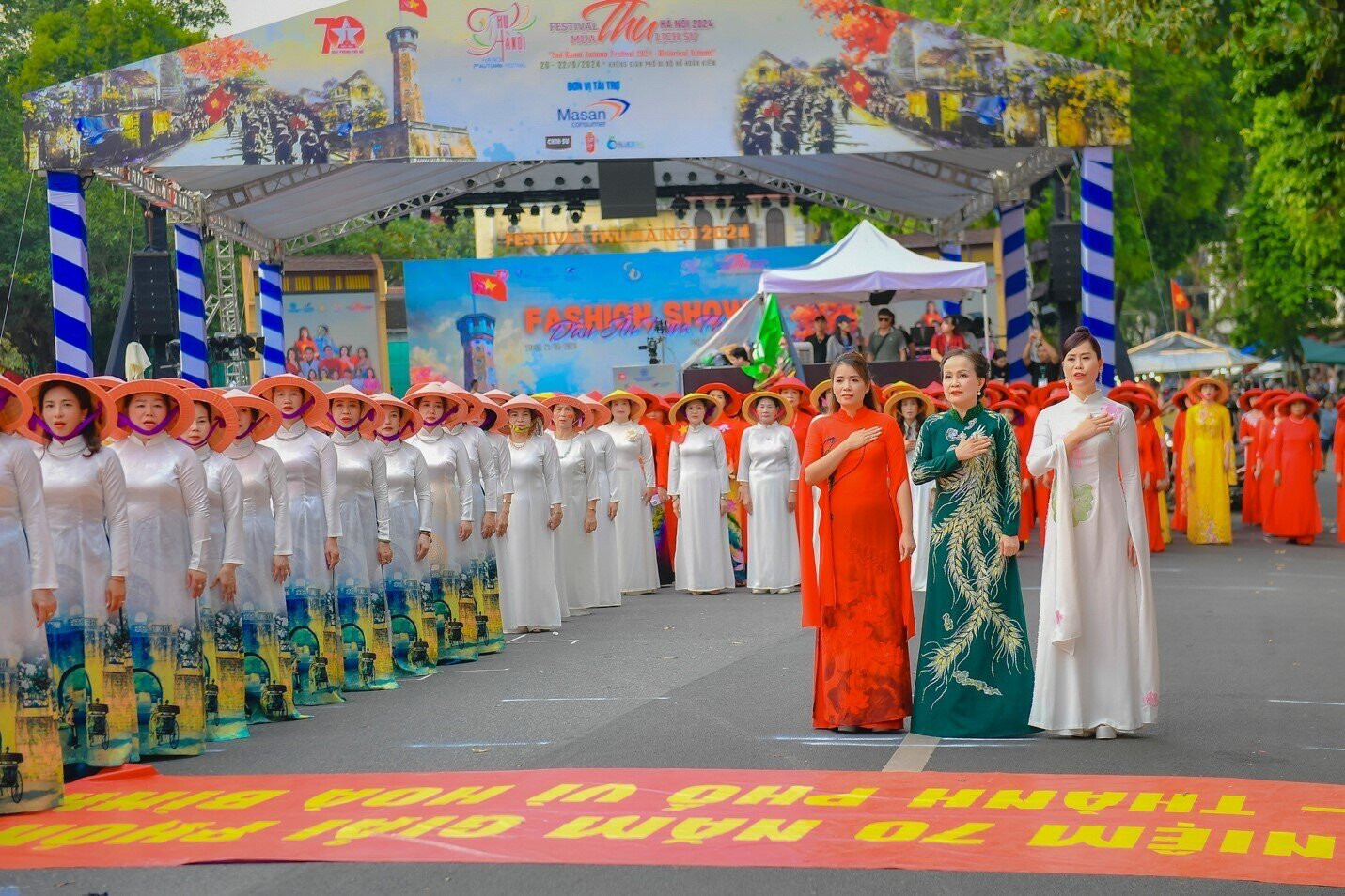 NTK Hoàng Ly cùng CLB Văn hóa Áo dài Việt Nam và Nhóm Phụ nữ Việt kết nối muôn phương tham gia xếp hình Cột Cờ Hà Nội