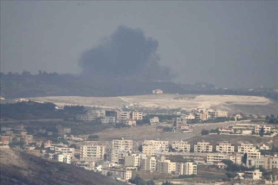 Khói bốc lên sau cuộc không kích của Israel xuống Qantara, Lebanon, ngày 22/9/2024. (Ảnh: THX/TTXVN)