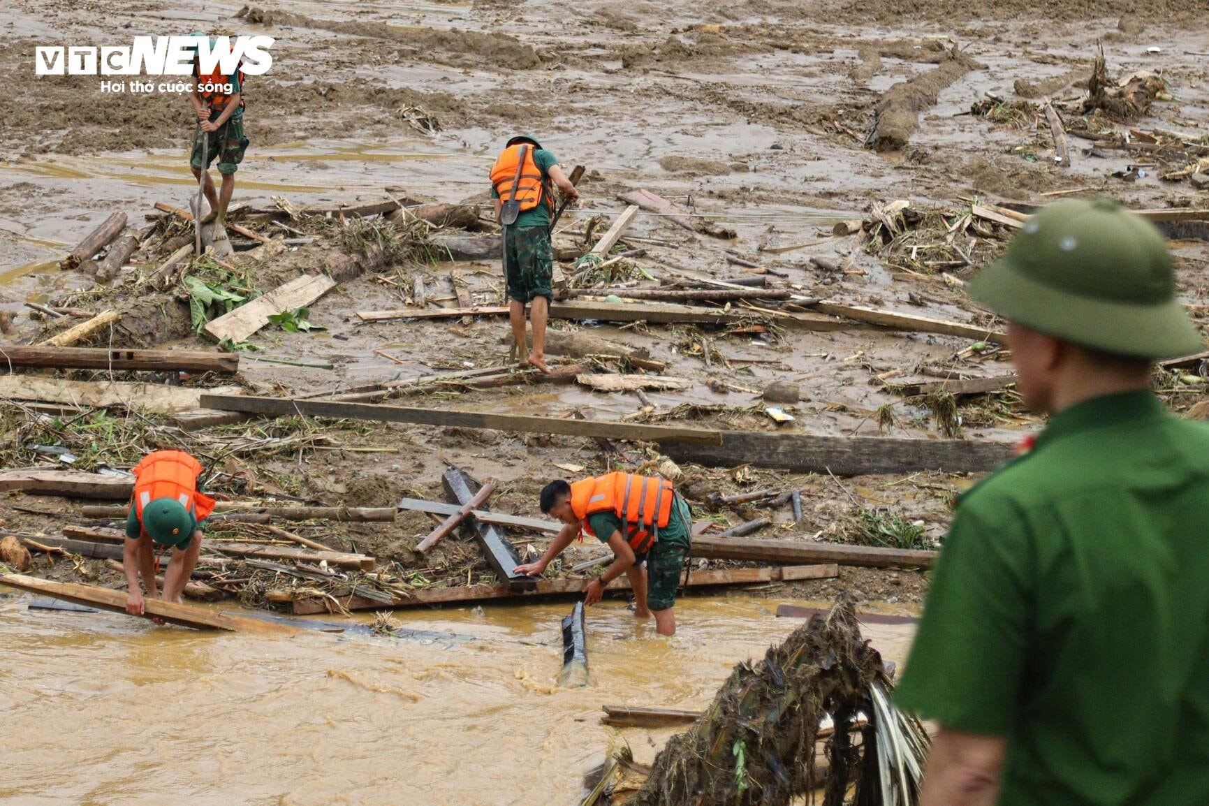 Bộ đội phơi nắng dầm mưa, lội bùn suốt 2 tuần tìm kiếm thi thể nạn nhân Làng Nủ - 7