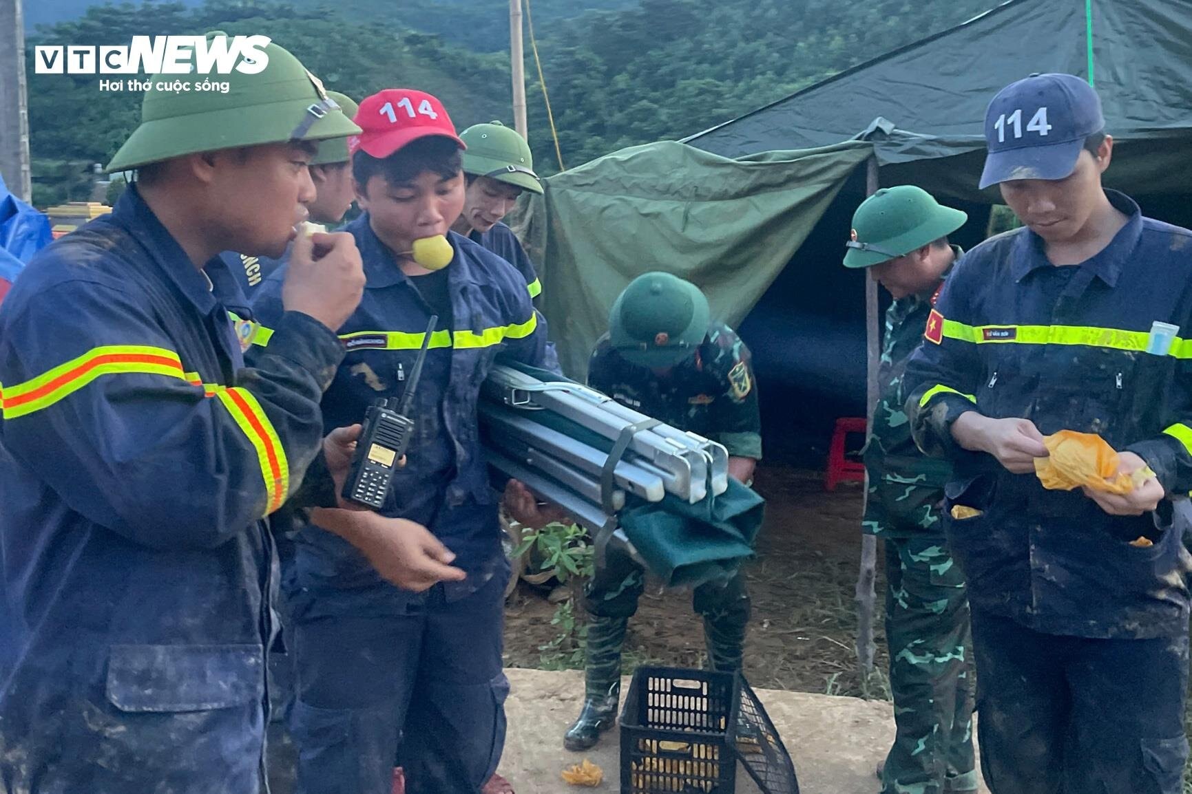 Bộ đội phơi nắng dầm mưa, lội bùn suốt 2 tuần tìm kiếm thi thể nạn nhân Làng Nủ - 19