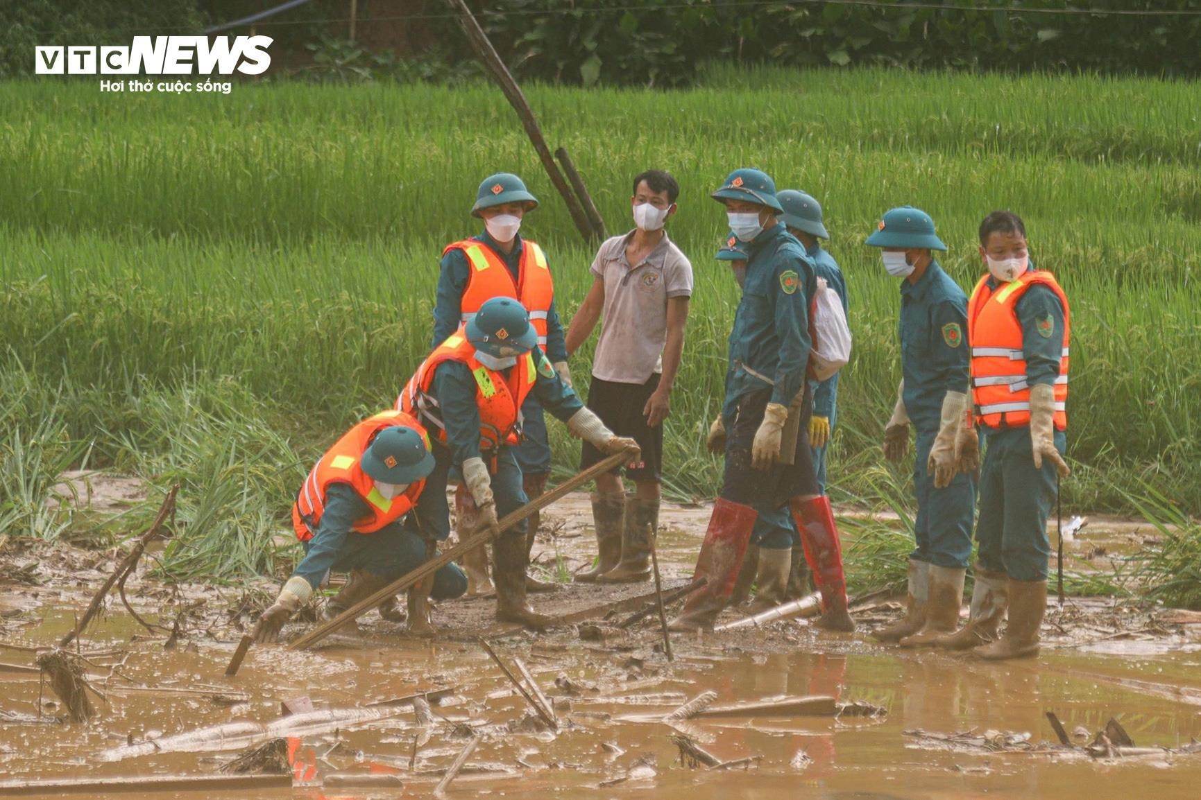 Bộ đội phơi nắng dầm mưa, lội bùn suốt 2 tuần tìm kiếm thi thể nạn nhân Làng Nủ - 3