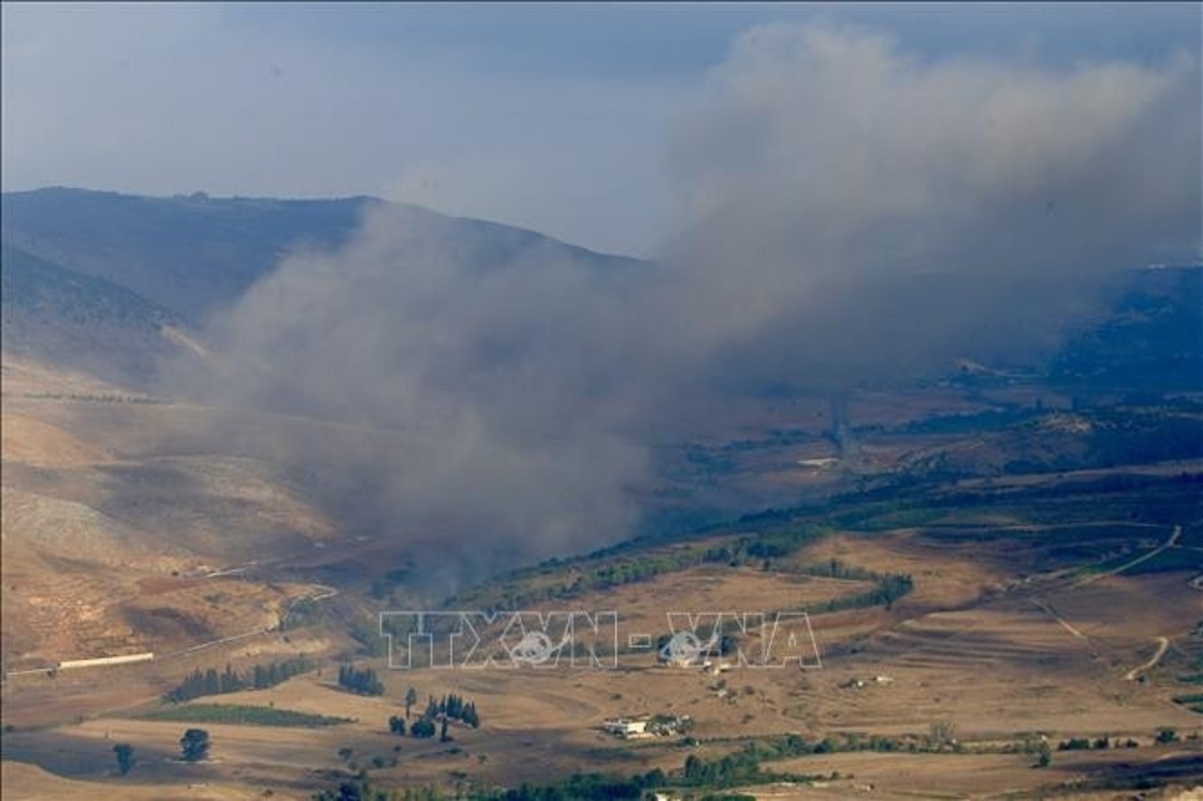 Khói bốc lên sau cuộc không kích của Israel tại Litani, miền nam Liban, ngày 22/9/2024 - (Ảnh: THX/TTXVN)