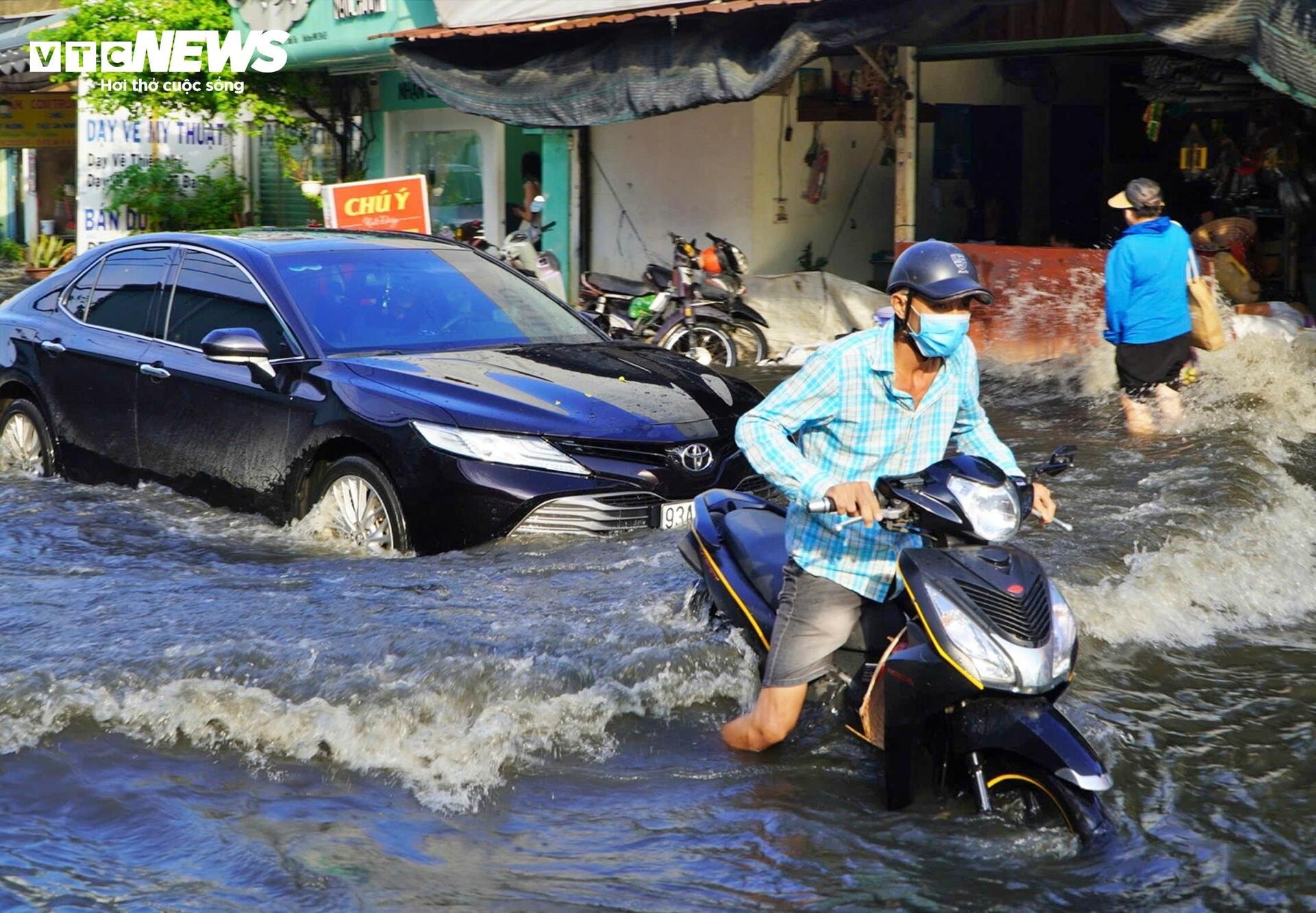 Mưa tạnh nhiều giờ, đường ở TP.HCM vẫn ngập hơn nửa mét  - 2