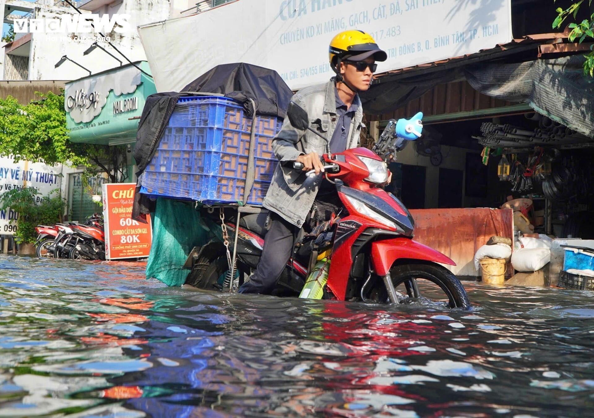 Mưa tạnh nhiều giờ, đường ở TP.HCM vẫn ngập hơn nửa mét  - 9