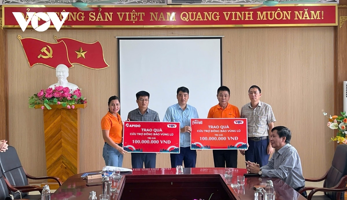 vov tham hoi, trao tang nhu yeu pham cho dong bao vung lu lao cai hinh anh 2