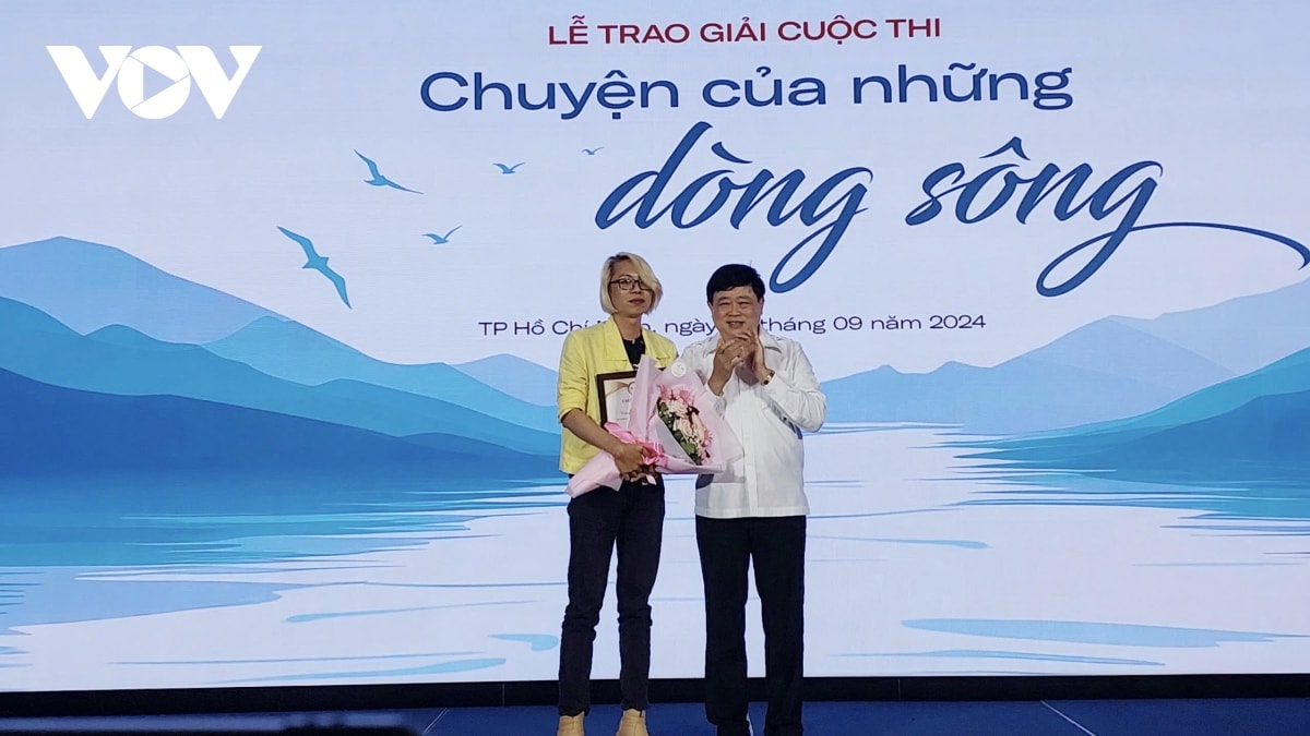 trao giai cuoc thi chuyen cua nhung dong song hinh anh 1