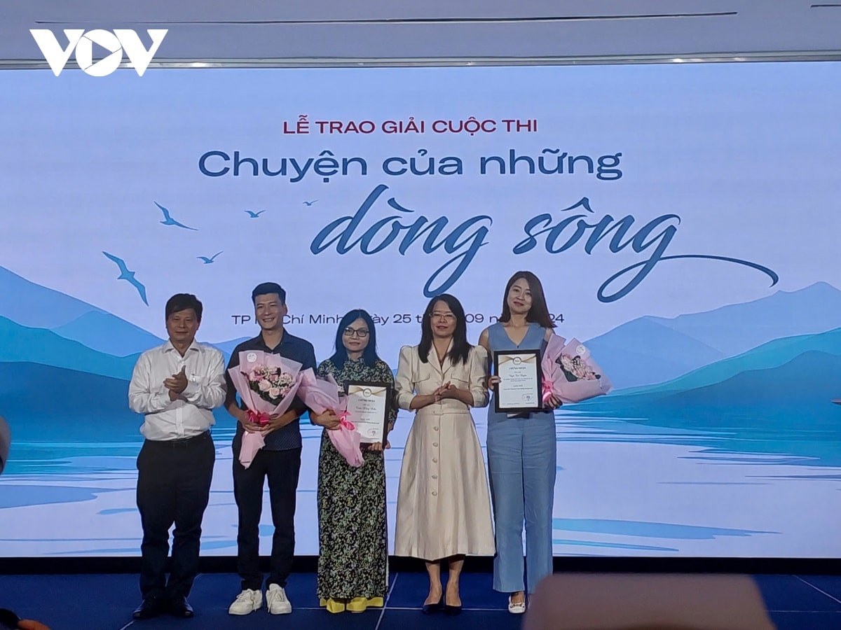 trao giai cuoc thi chuyen cua nhung dong song hinh anh 2