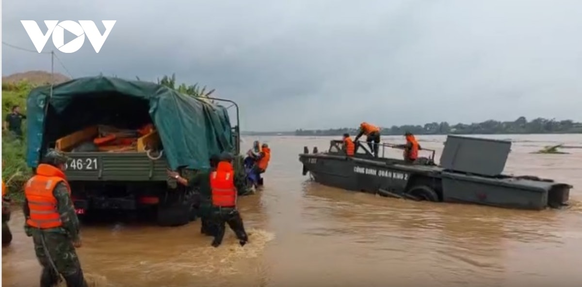 phu tho lap 3 to co dong, day nhanh tim nguoi mat tich vu sap cau phong chau hinh anh 2