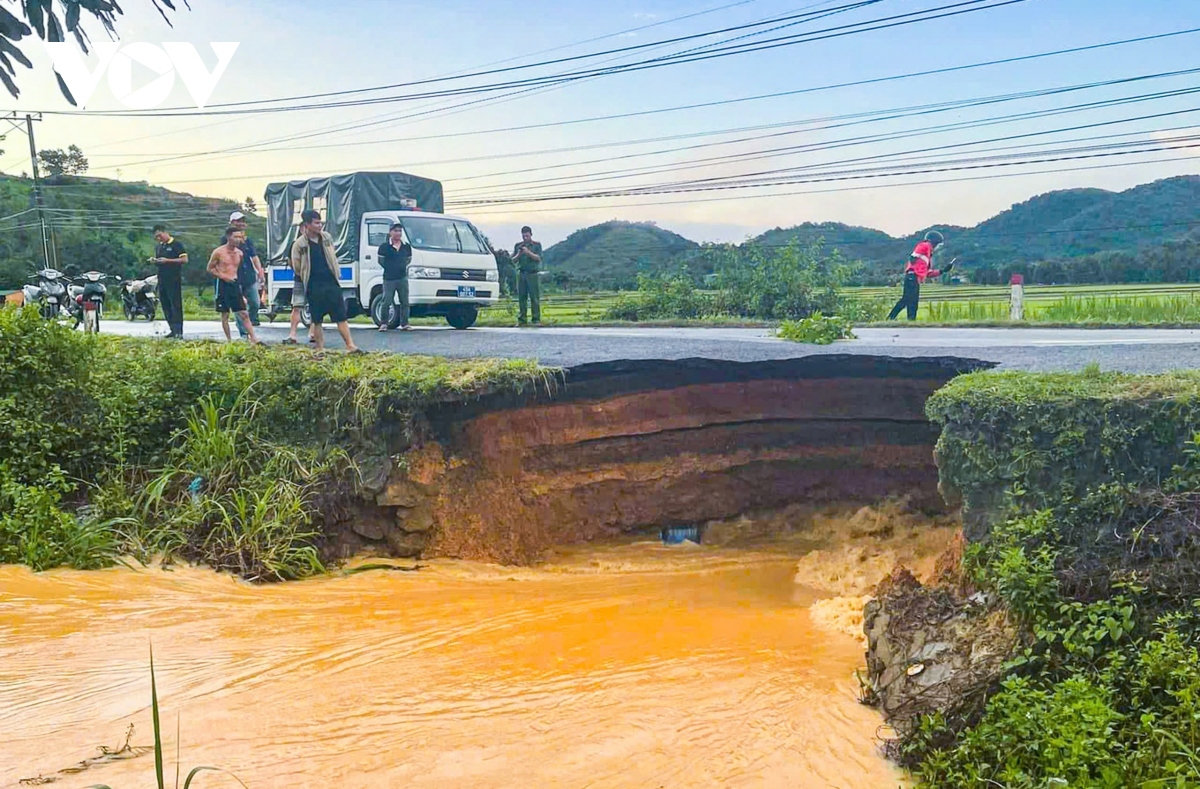 tỉnh lộ nối lâm Đồng-bình phước bị sạt lở sâu vào tim đường hình ảnh 1 tinh lo noi lam Dong-binh phuoc bi sat lo sau vao tim duong hinh anh 1