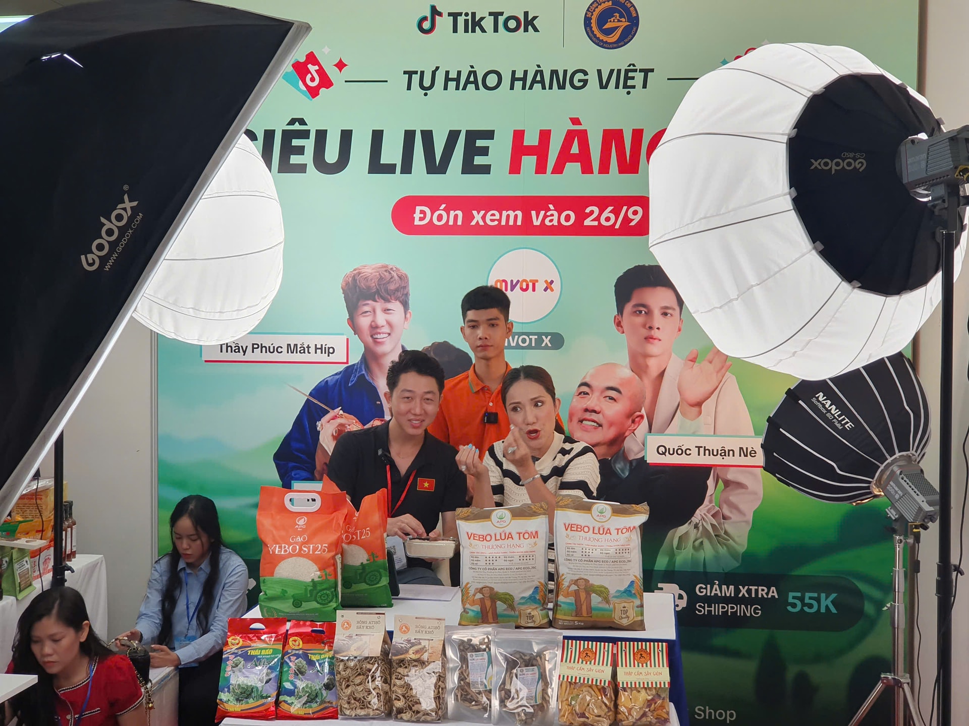 Chiến dịch Siêu live hàng Việt được thực hiện tại hội nghị thu hút nhiều nhà sáng tạo nội dung số bán sản phẩm đến người dùng. (Ảnh: Thúy Liên)