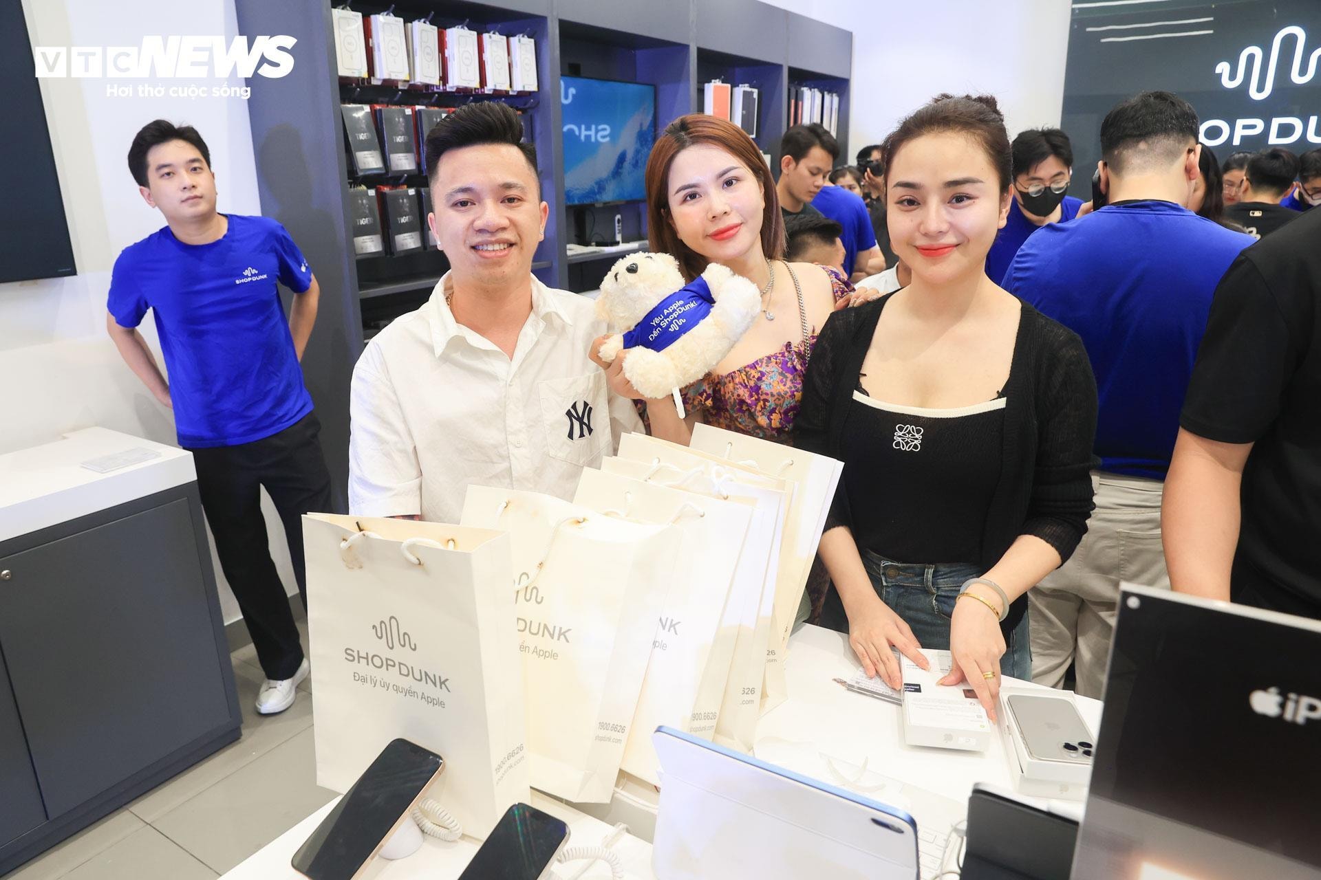 Nam thanh niên cầu hôn bạn gái bằng iPhone 16 Pro Max trong ngày đầu mở bán - 6