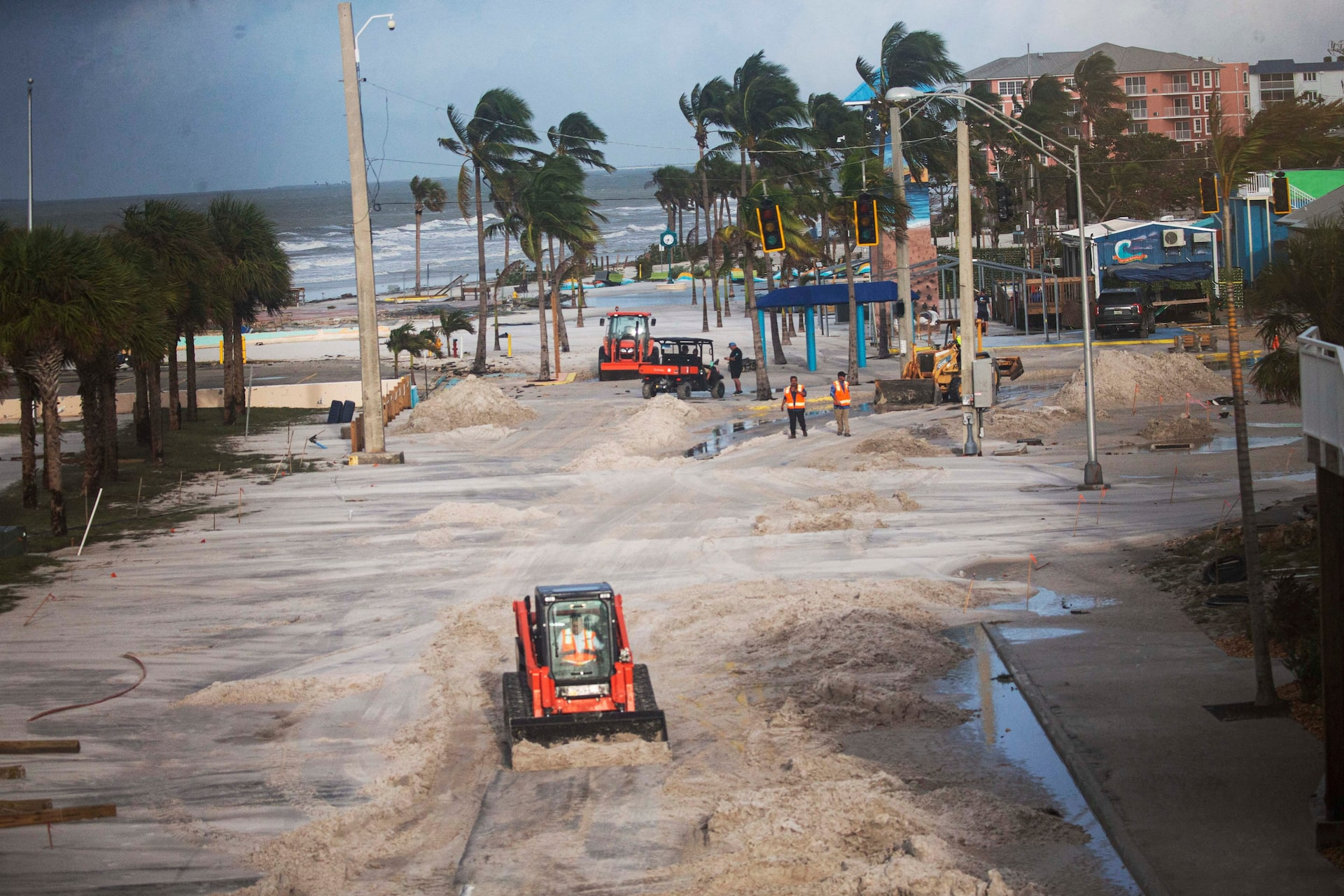 Lực lượng chức năng đang dọn dẹp sau bão ở Fort Myers Beach, bang Florida. (Ảnh: Reuters)