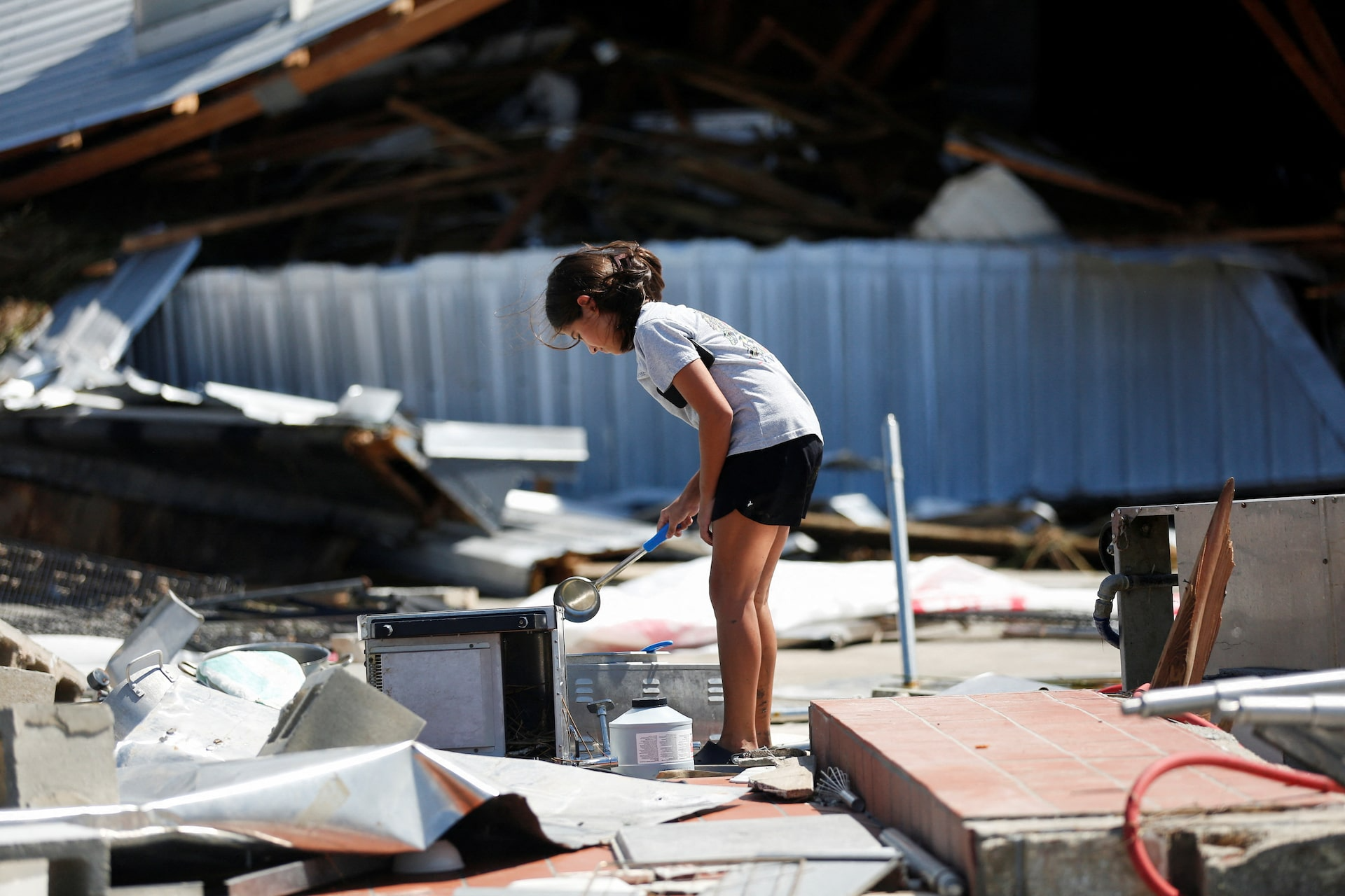 Một em nhỏ đang dọn dẹp sau bão ở Steinhatchee, Florida. (Ảnh: Reuters)