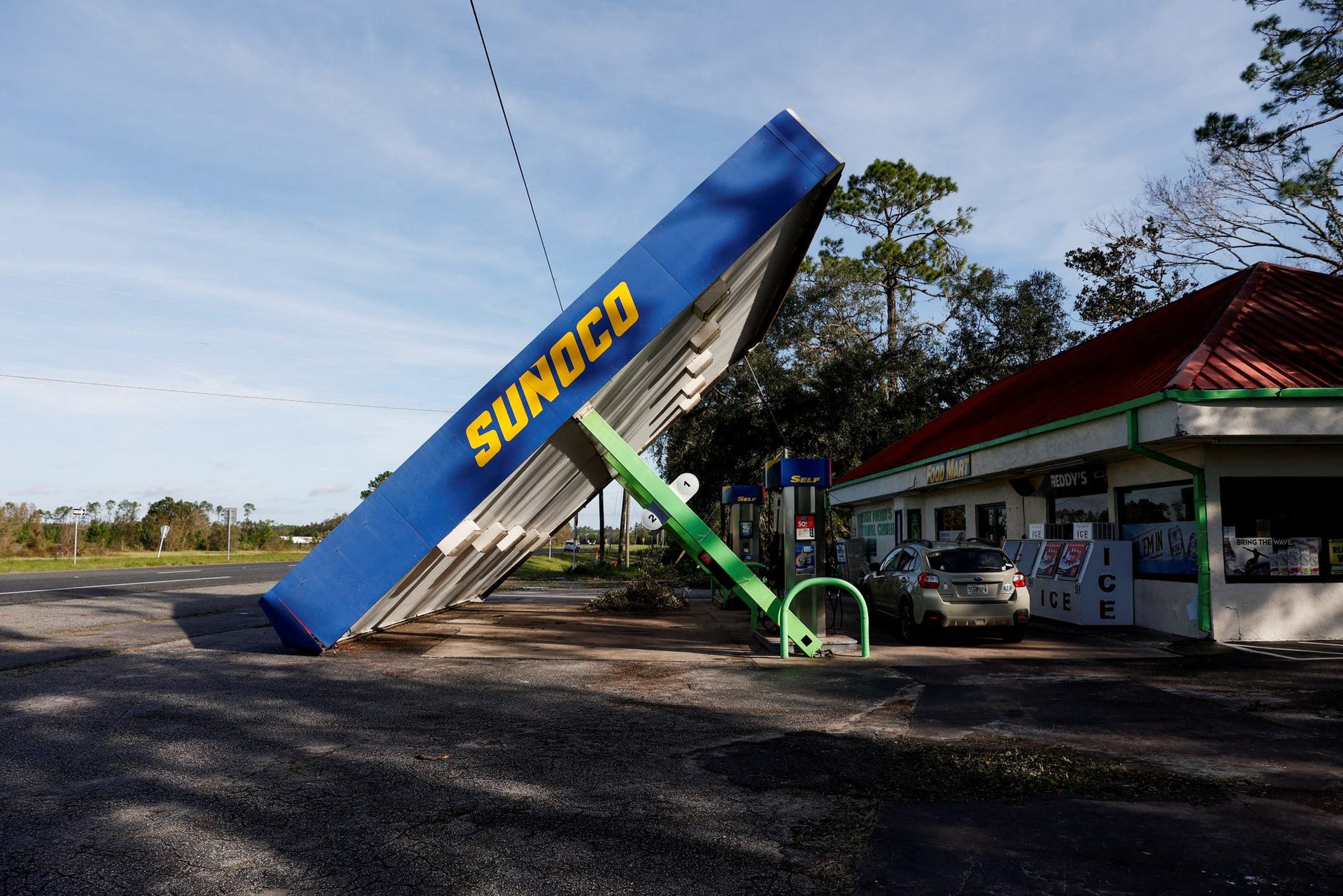 Gió bão kéo đổ cả nóc một cây xăng ở Perry, Florida. (Ảnh: USA Today)