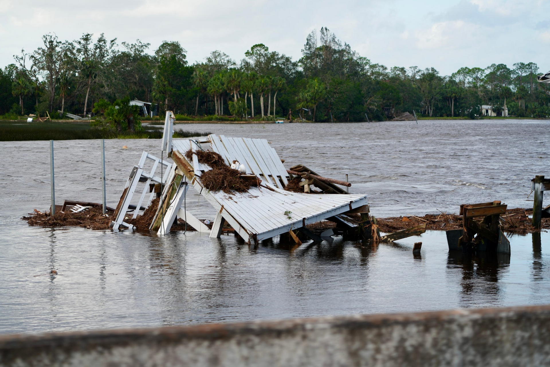 Một cầu tàu bị phá hủy ở Steinhatchee, bang Florida. (Ảnh: USA Today)