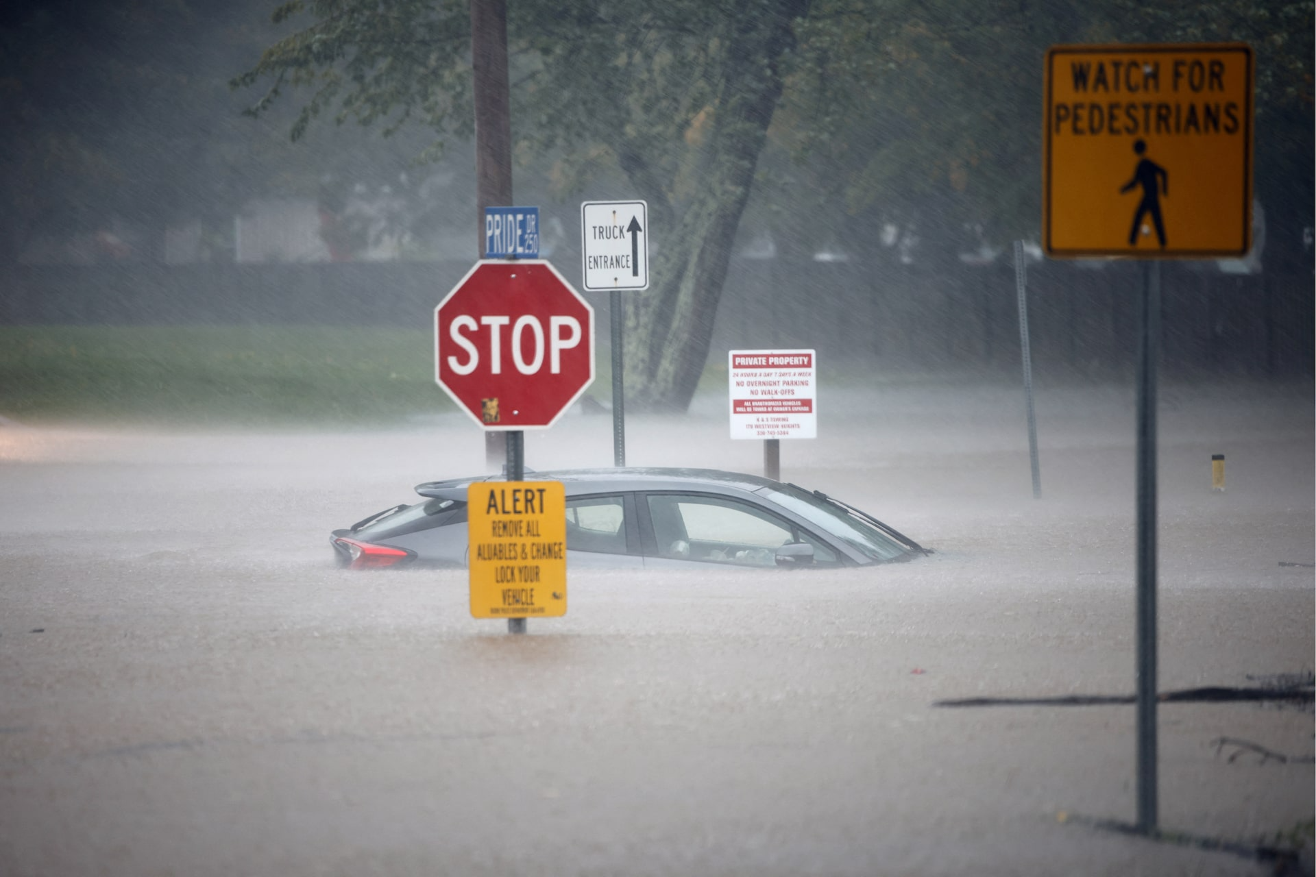 Một chiếc xe ngập trong nước lụt ở Boone, Bắc Carolina. (Ảnh: Reuters)