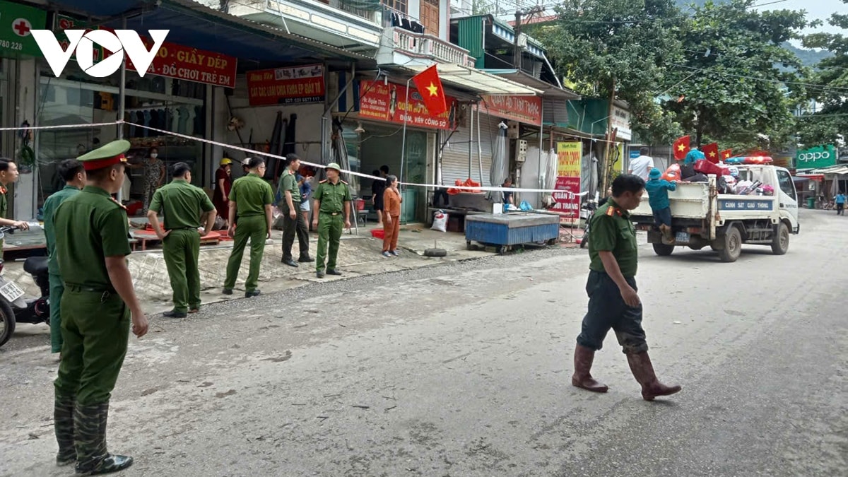 hoa binh di doi khan cap cac ho dan tai vung nguy co sat lo hinh anh 1