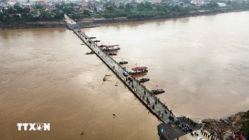 Dòng phương tiện qua cầu phao Phong Châu sau lệnh thông xe lúc 6h ngày 30/9. (Ảnh: Hoàng Hiếu/TTXVN)