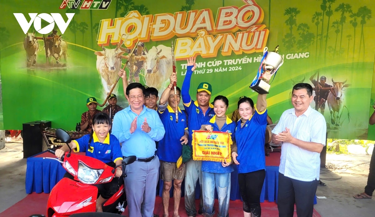 nhung hinh anh an tuong trong hoi dua bo bay nui an giang hinh anh 9