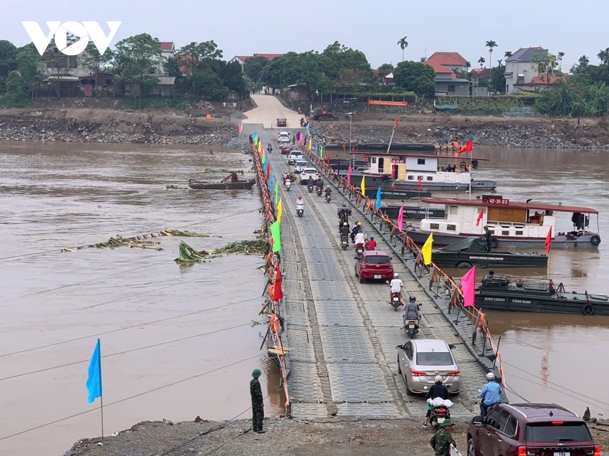 nguoi dan phu tho phan khoi di thu cau phao phong chau trong ngay dau thong xe hinh anh 2