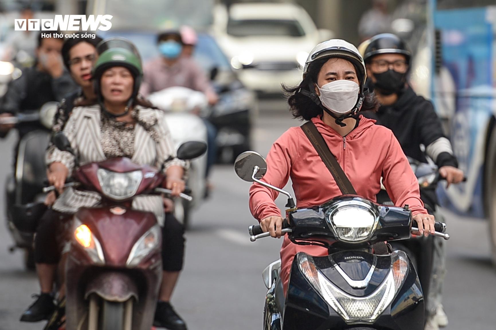 Hà Nội đón gió lạnh đầu mùa, trẻ em trùm kín mít đi học - 11