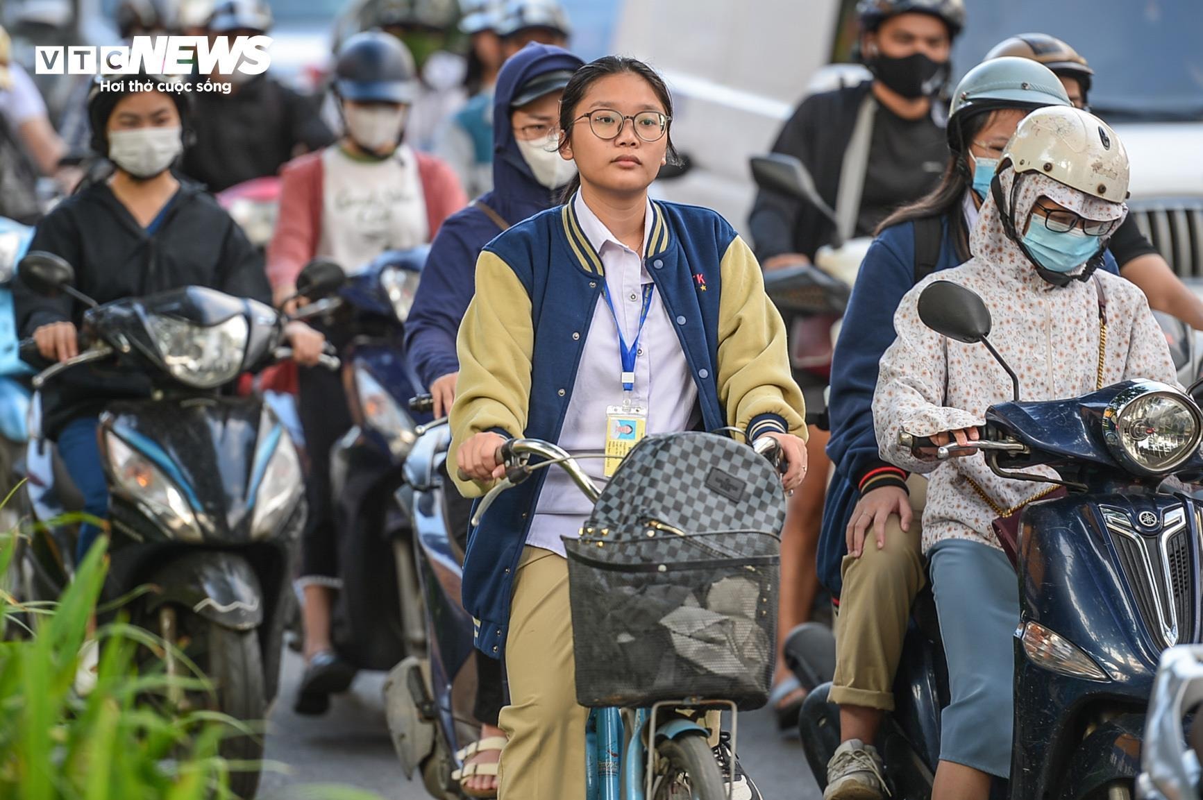 Hà Nội đón gió lạnh đầu mùa, trẻ em trùm kín mít đi học - 3