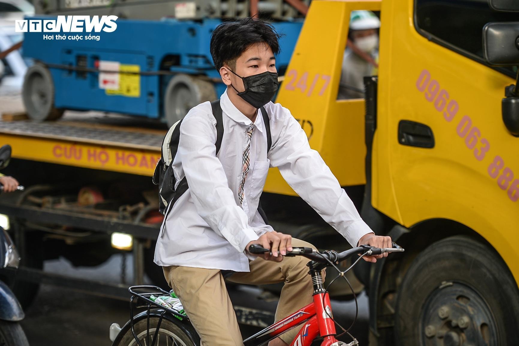 Hà Nội đón gió lạnh đầu mùa, trẻ em trùm kín mít đi học - 5