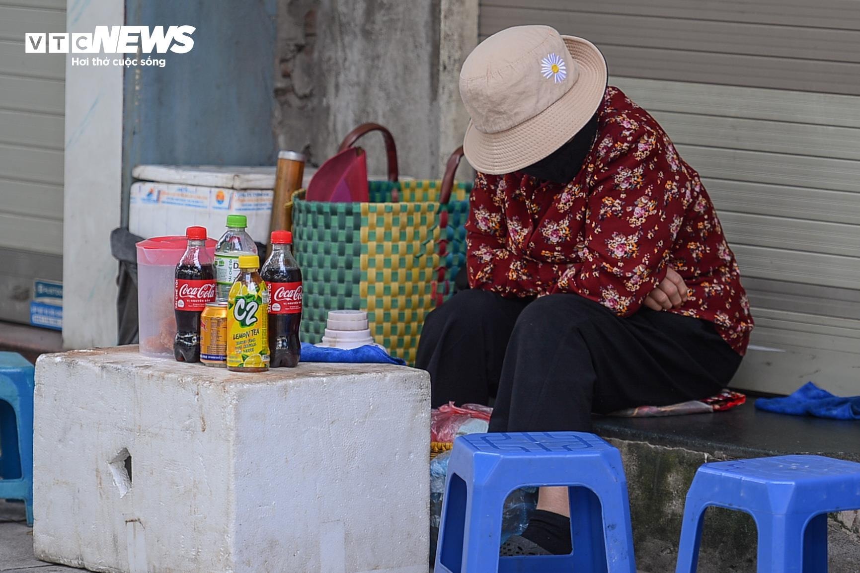 Hà Nội đón gió lạnh đầu mùa, trẻ em trùm kín mít đi học - 7