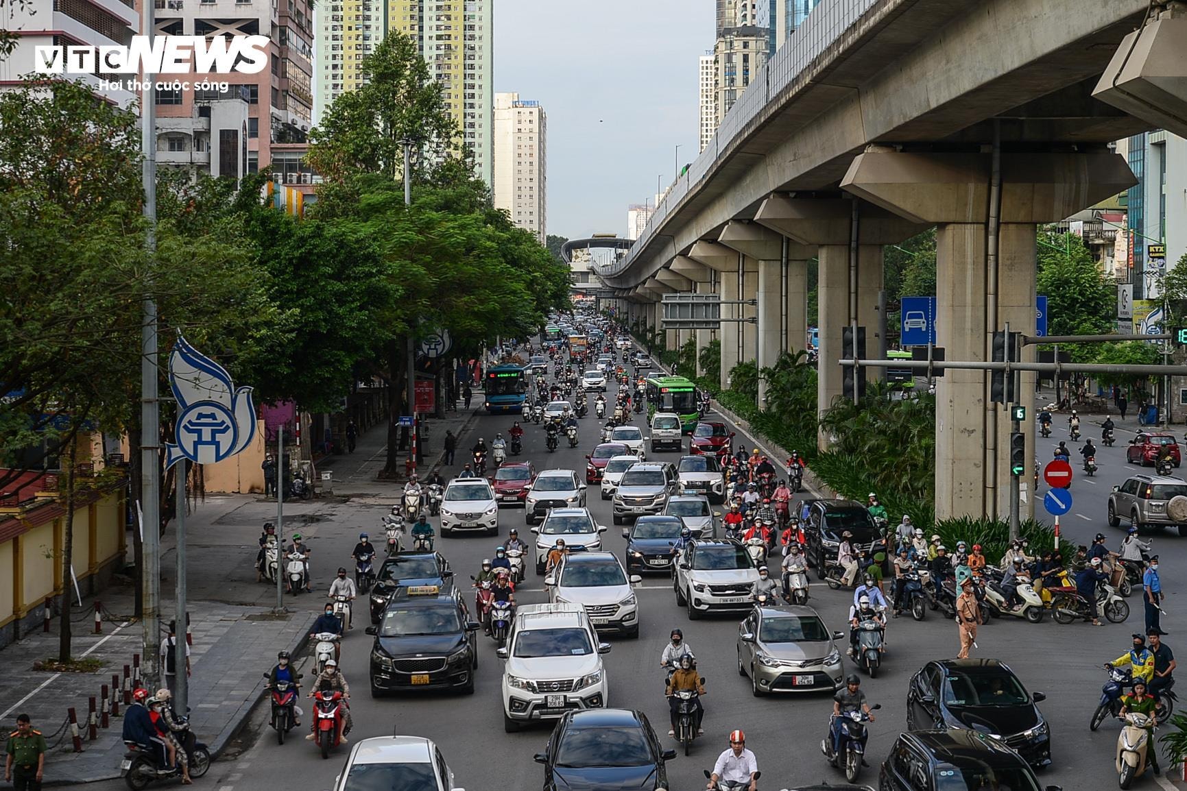 Hà Nội đón gió lạnh đầu mùa, trẻ em trùm kín mít đi học - 1