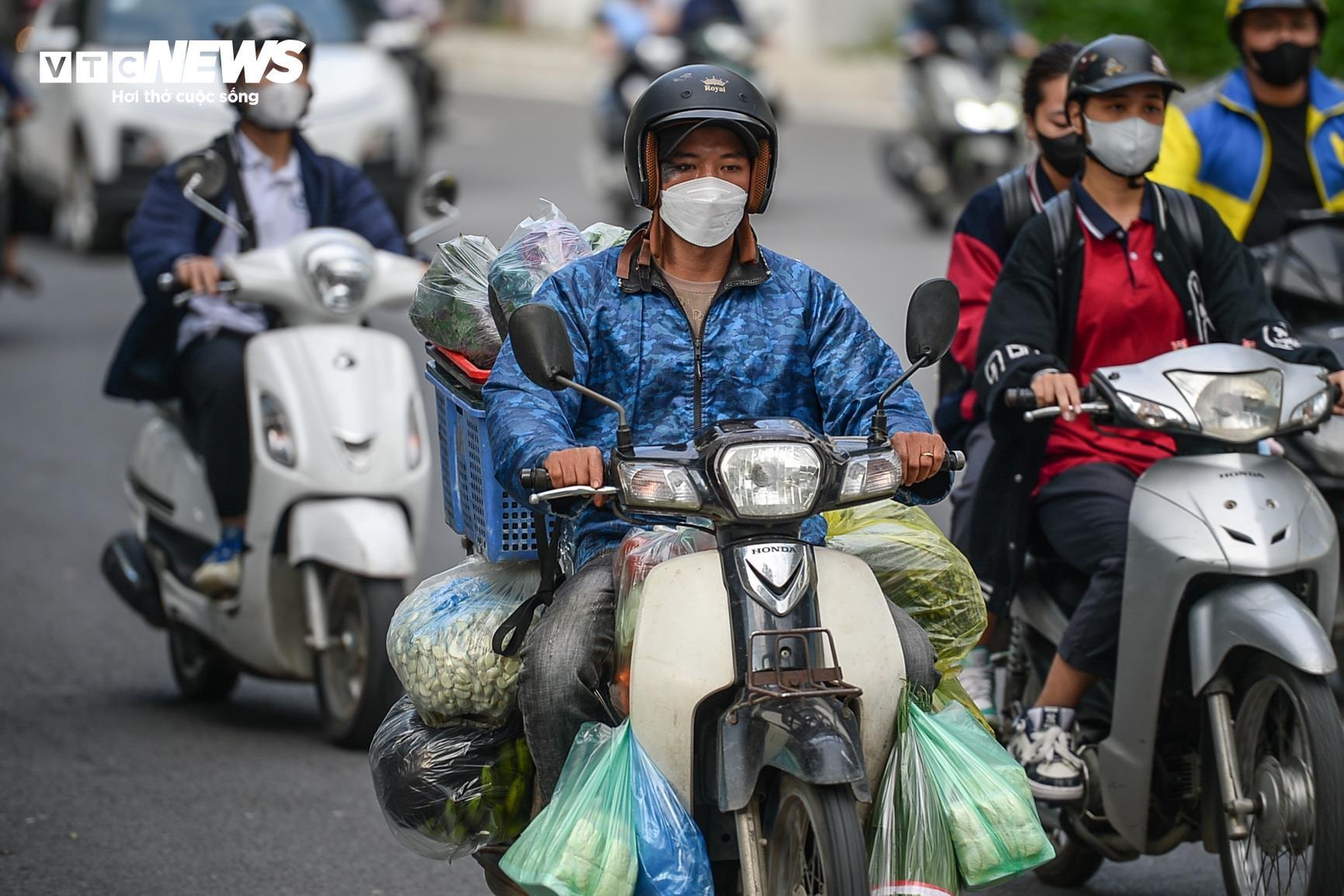 Hà Nội đón gió lạnh đầu mùa, trẻ em trùm kín mít đi học - 2