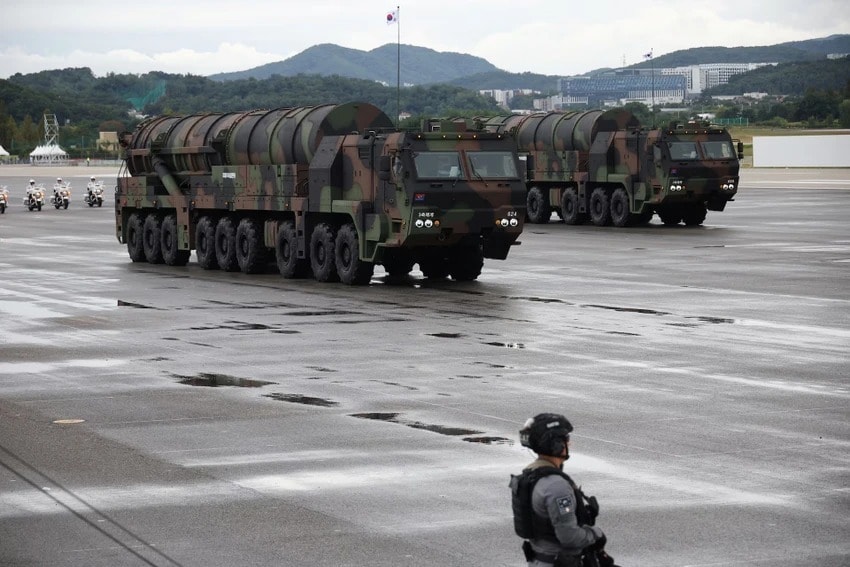 Tên lửa Hyunmoo-5 trong cuộc duyệt binh ở Hàn Quốc, ngày 1/10. (Ảnh: Reuters)