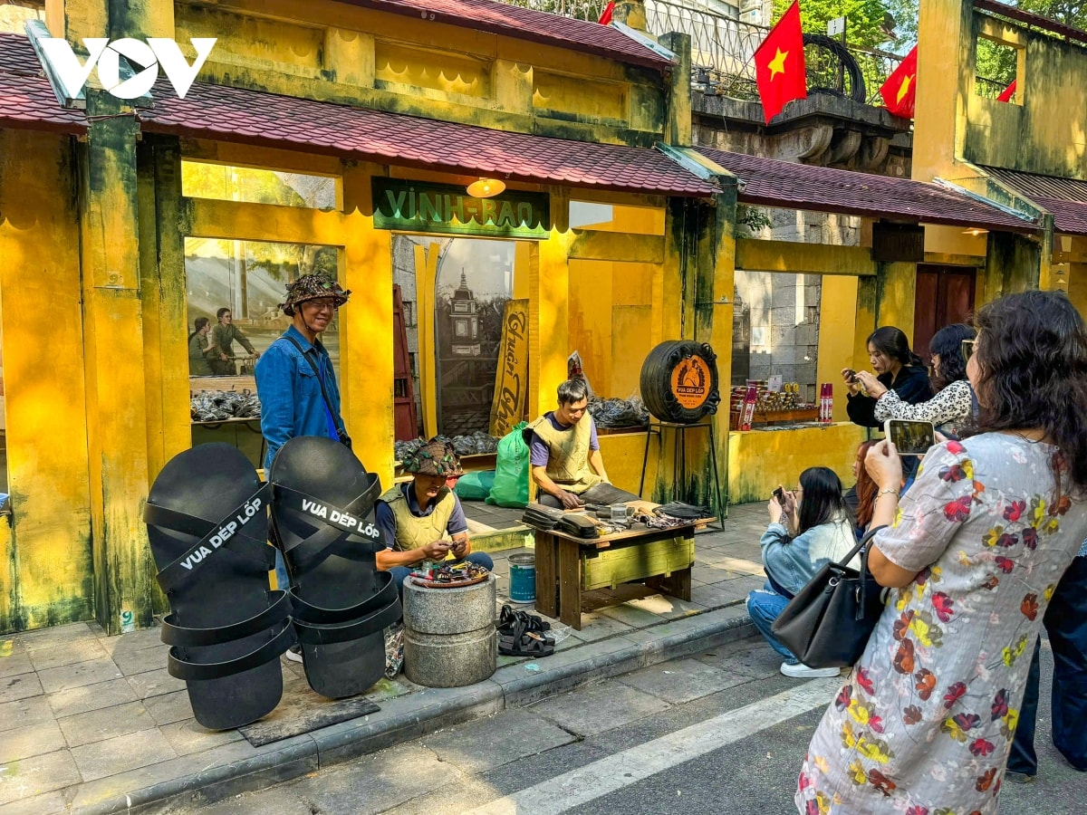 tai hien khong gian ha noi xua trong trung bay ky uc ha noi - 70 nam hinh anh 3