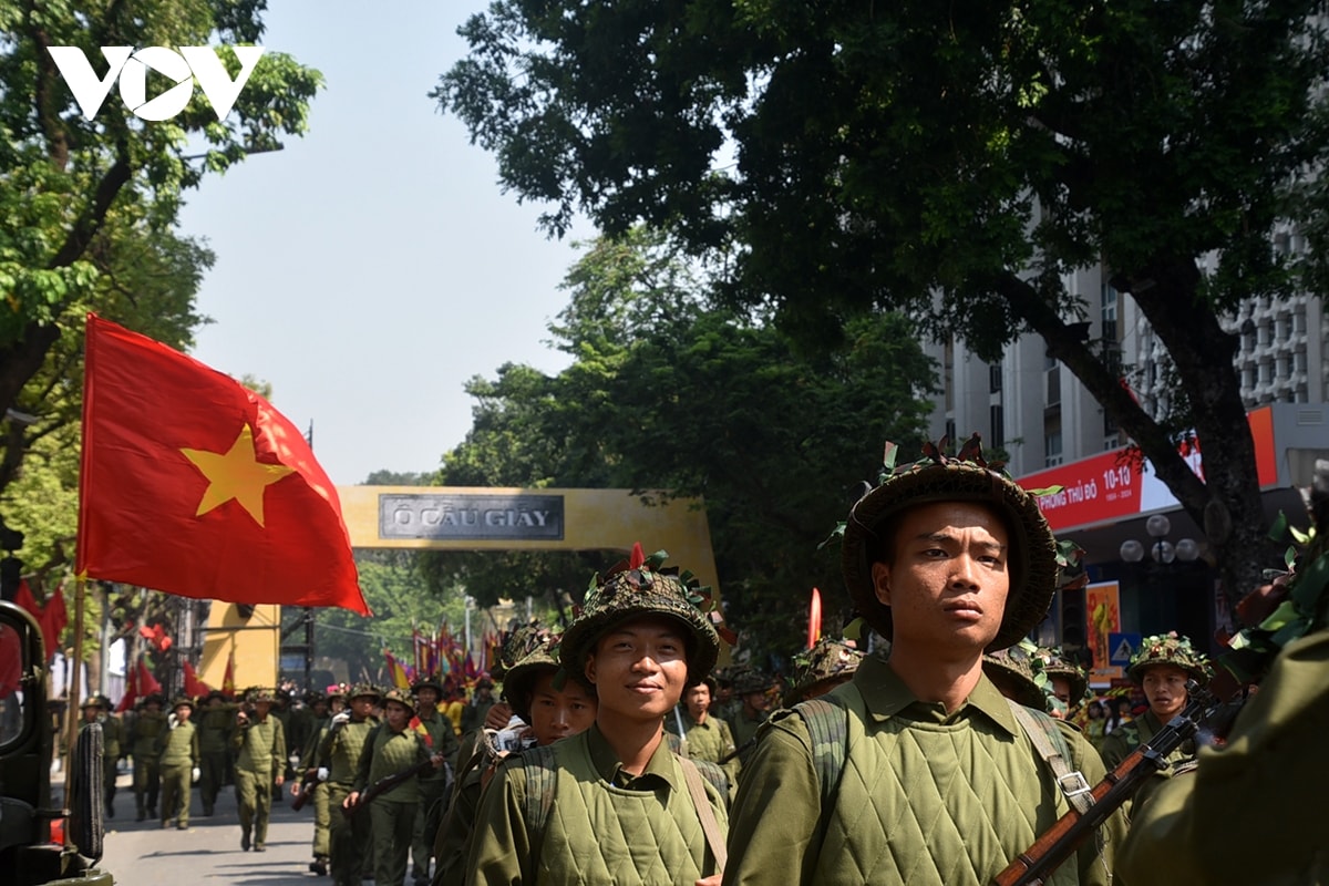 hinh anh tai hien bo doi tien ve tiep quan thu do ben ho hoan kiem hinh anh 6