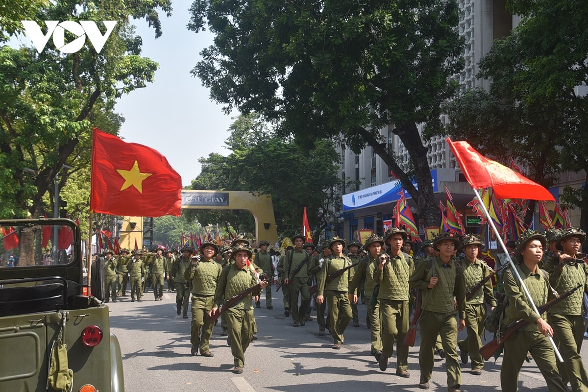 hinh anh tai hien bo doi tien ve tiep quan thu do ben ho hoan kiem hinh anh 7