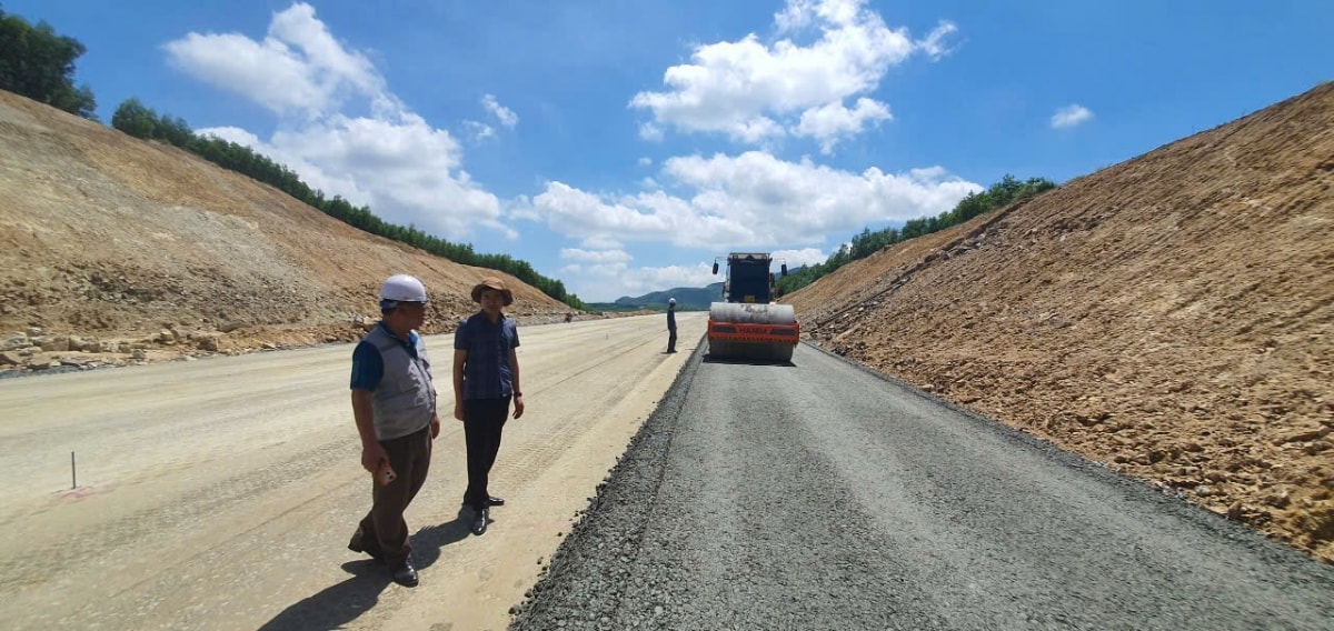  vuot nang tren cong truong du an cao toc bac-nam doan qua ha tinh hinh anh 1