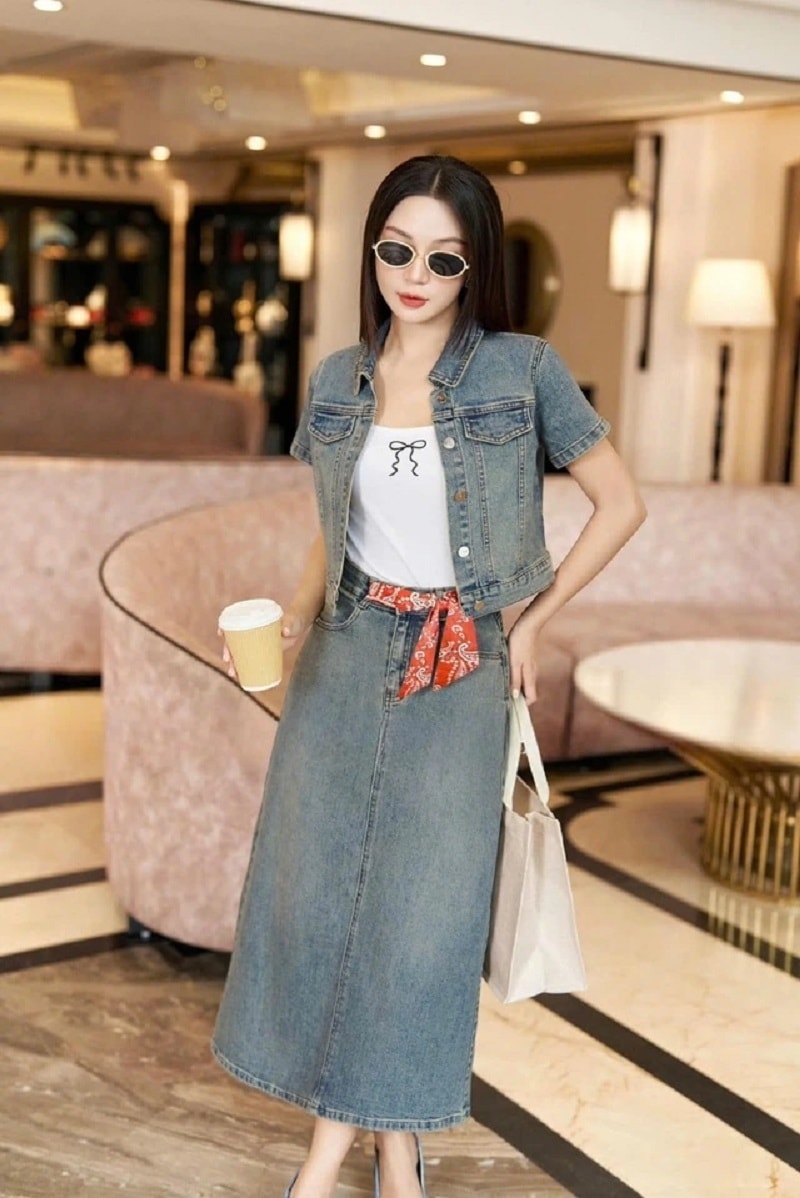 Áo khoác jeans không chỉ thanh lịch mà còn giúp quý cô tỏa sáng trong mùa thu.