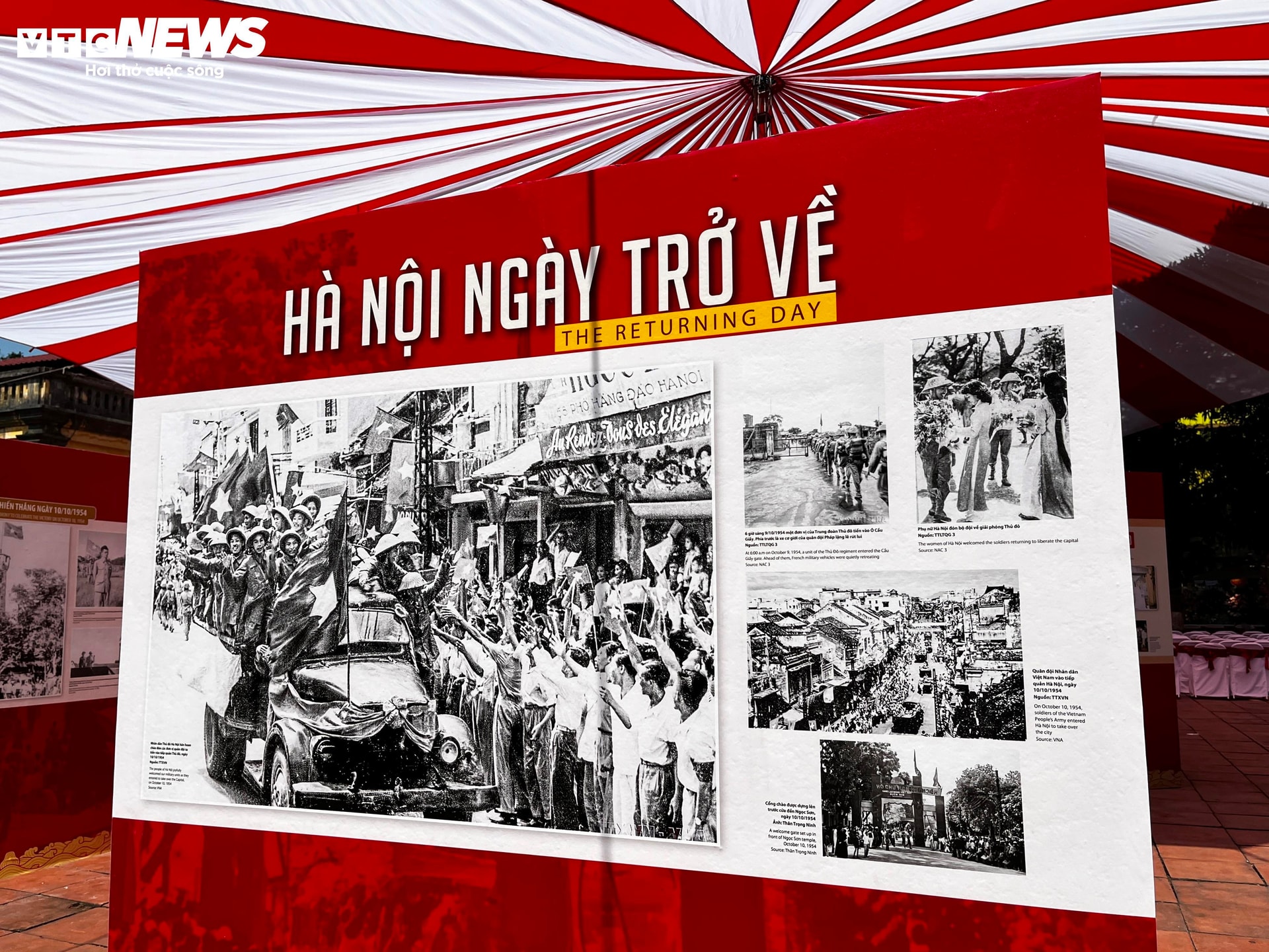 Bên cạnh đó, nhiều hình ảnh tư liệu trong ngày 10/10/1954 được trưng bày tại triển lãm. (Ảnh: Hồng Nhung)