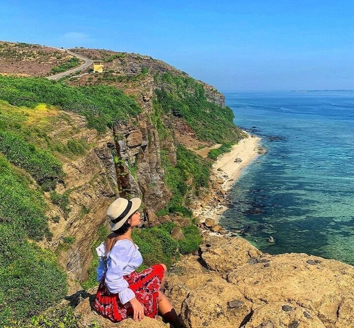 Mỗi ngày có hàng nghìn lượt khách đến tham quan các điểm di tích và danh lam thắng cảnh ở đảo Lý Sơn.