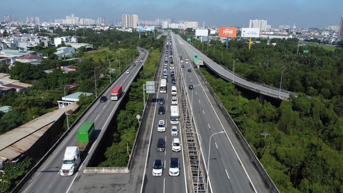 dong xe keo dai hang cay so tren cao toc tp.hcm - long thanh - dau giay hinh anh 2